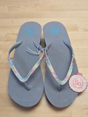 NWT Kohls SO Women's Gray Flip Flop Sandals w/ Rainbow Glitter Straps Size 9-10
